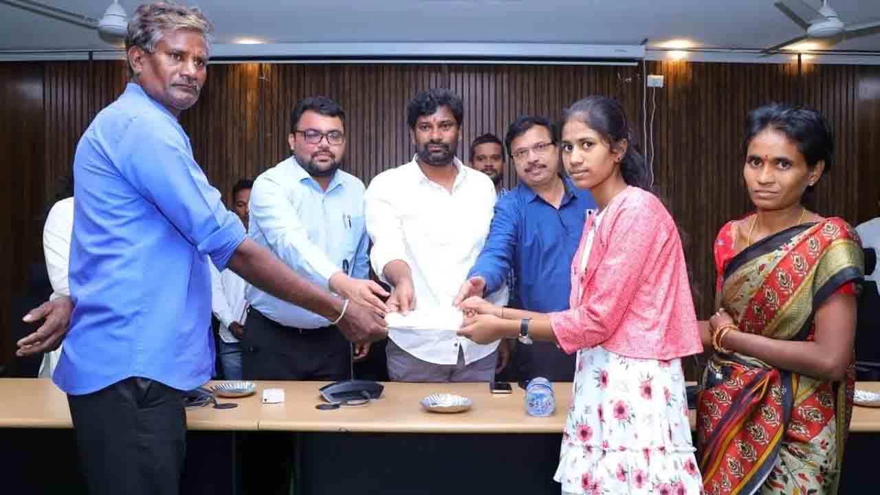 CM KCR | విద్యార్థినికి ఇచ్చిన మాట నిలుపుకున్న సీఎం కేసీఆర్‌