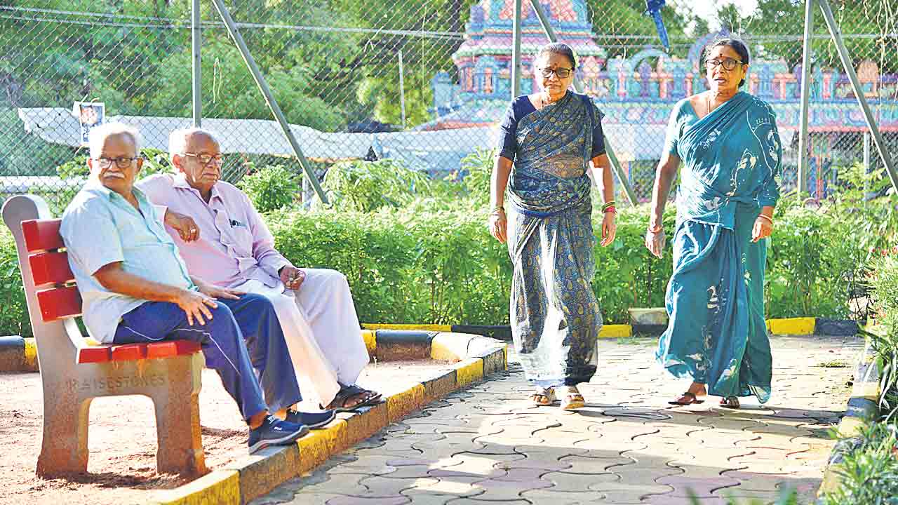 వరుణుడు రాడని.. సేదకు కదిలారు.!