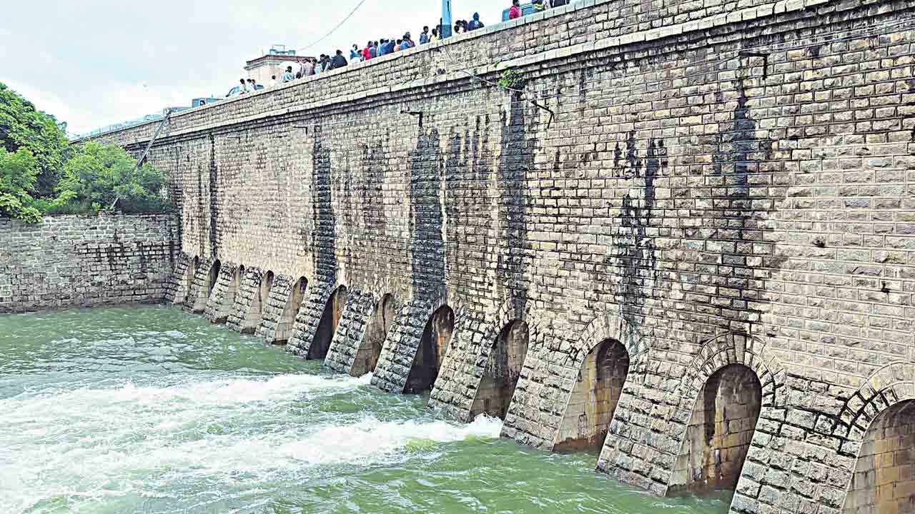 జంట జలాశయాల గేట్లు తెరుచుకున్నాయ్‌..!