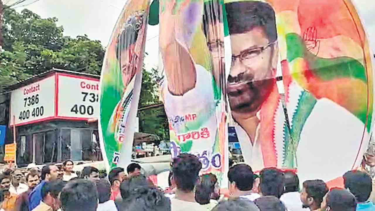 Revanth Reddy | ఉప్పల్‌లో బెడిసికొట్టిన రేవంత్‌రెడ్డి డ్రామా.. టీపీసీసీ చీఫ్‌ ముందే కొట్టుకొని ఫ్లెక్సీలు చింపేసిన కాంగ్రెస్‌ కార్యకర్తలు