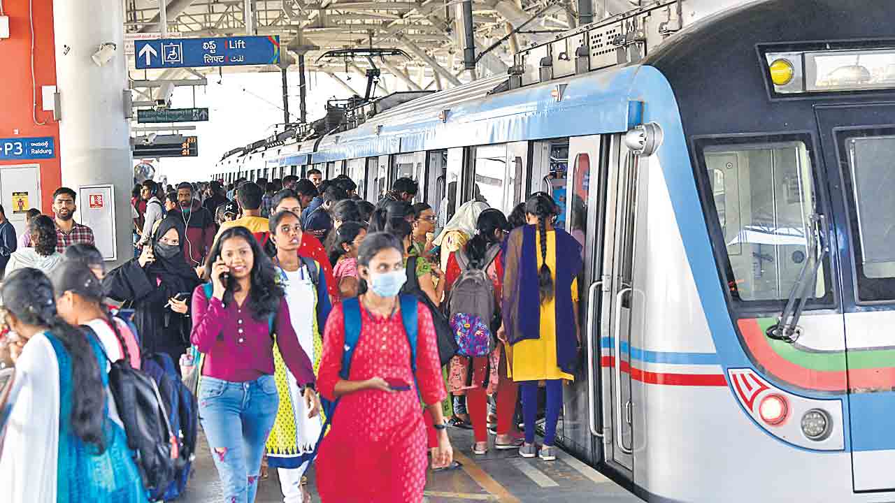 Hyderabad Metro |  హైదరాబాద్‌ మెట్రో ఆల్‌ టైమ్‌ రికార్డు.. ఒకే రోజు 5.10 లక్షలు దాటిన ప్రయాణికులు