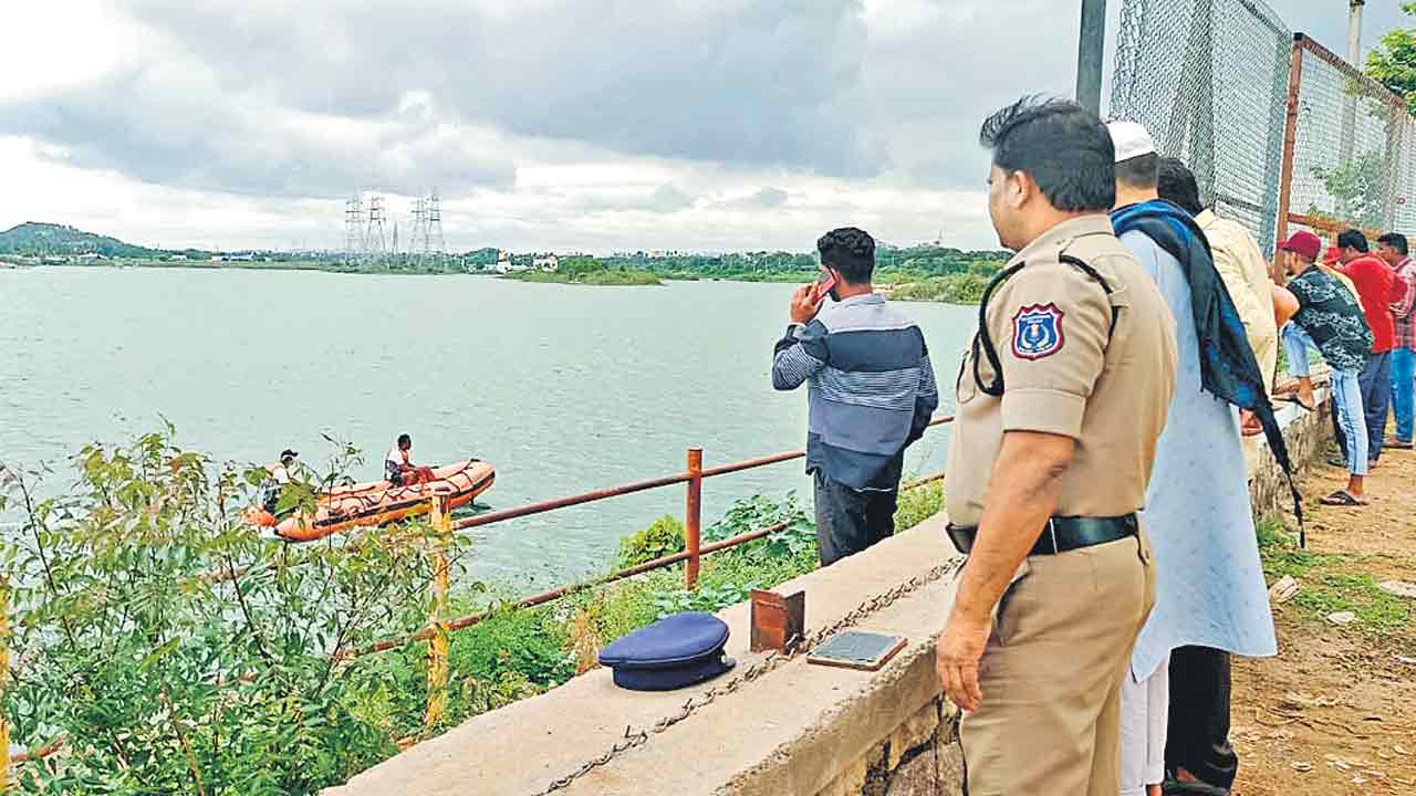 ఈతకు వెళ్లిన ఇద్దరు చెరువులో గల్లంతు