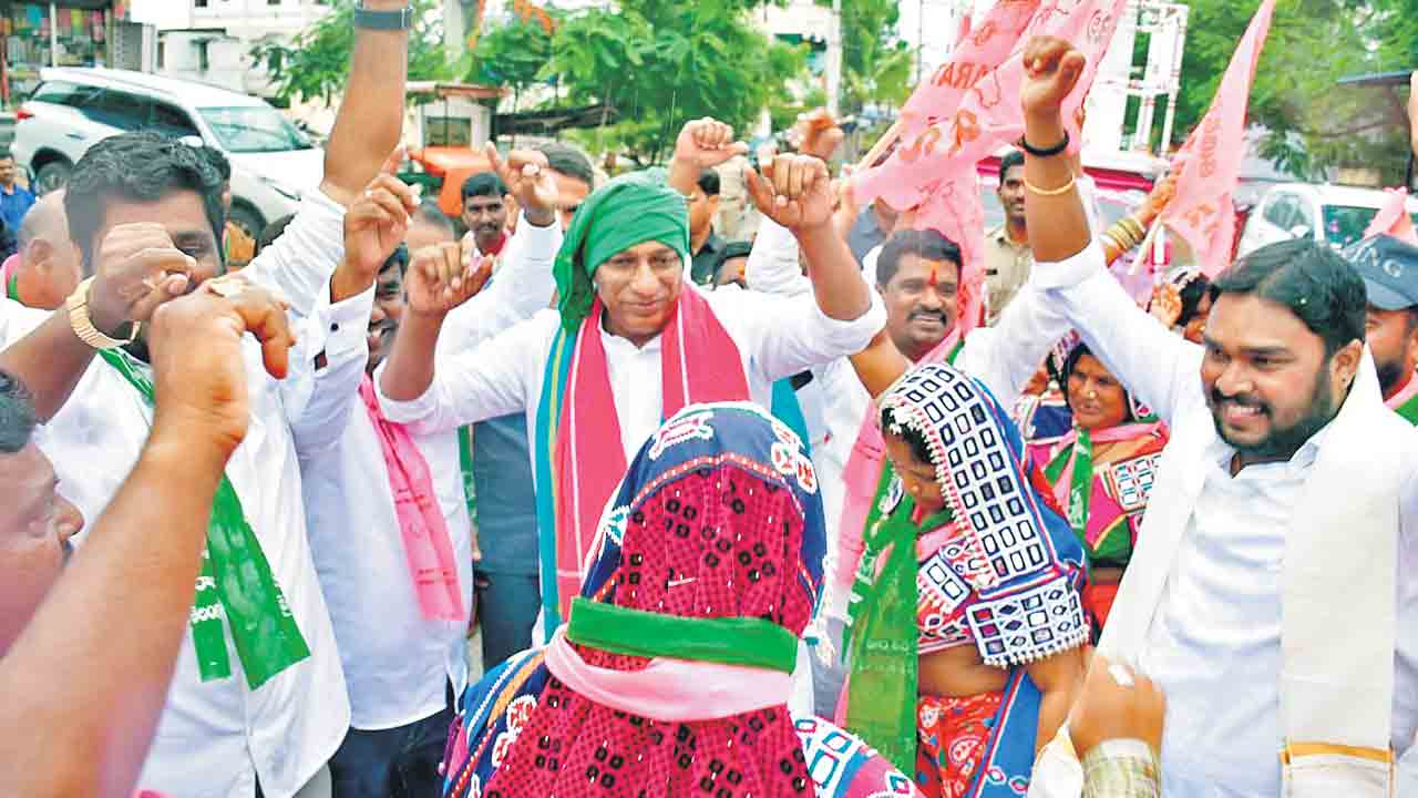 రేవంత్‌రెడ్డికి రైతులు బుద్ధి చెప్పాలి