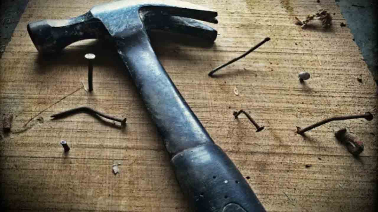 Man Hammers Elderly Neighbours | పిల్లలను కనాలని పదే పదే చెబుతున్న పొరుగువారు.. సుత్తితో కొట్టి చంపిన వ్యక్తి