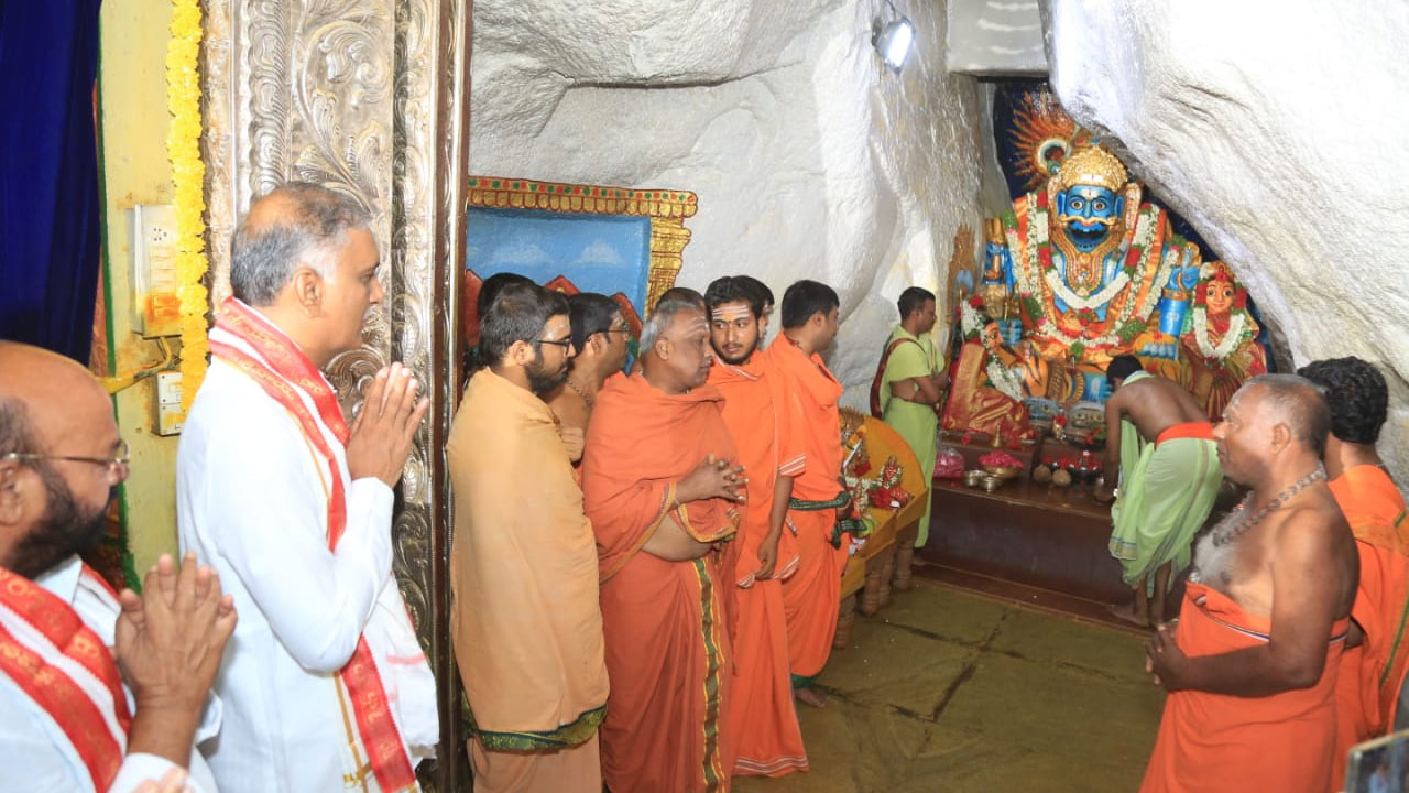 Minister Harish Rao | కొమురవెల్లి మల్లన్న క్షేత్రంలో రూ. 12 కోట్లతో క్యూలైన్‌ కాంప్లెక్స్‌.. శంకుస్థాపన చేసిన హరీశ్‌ రావు