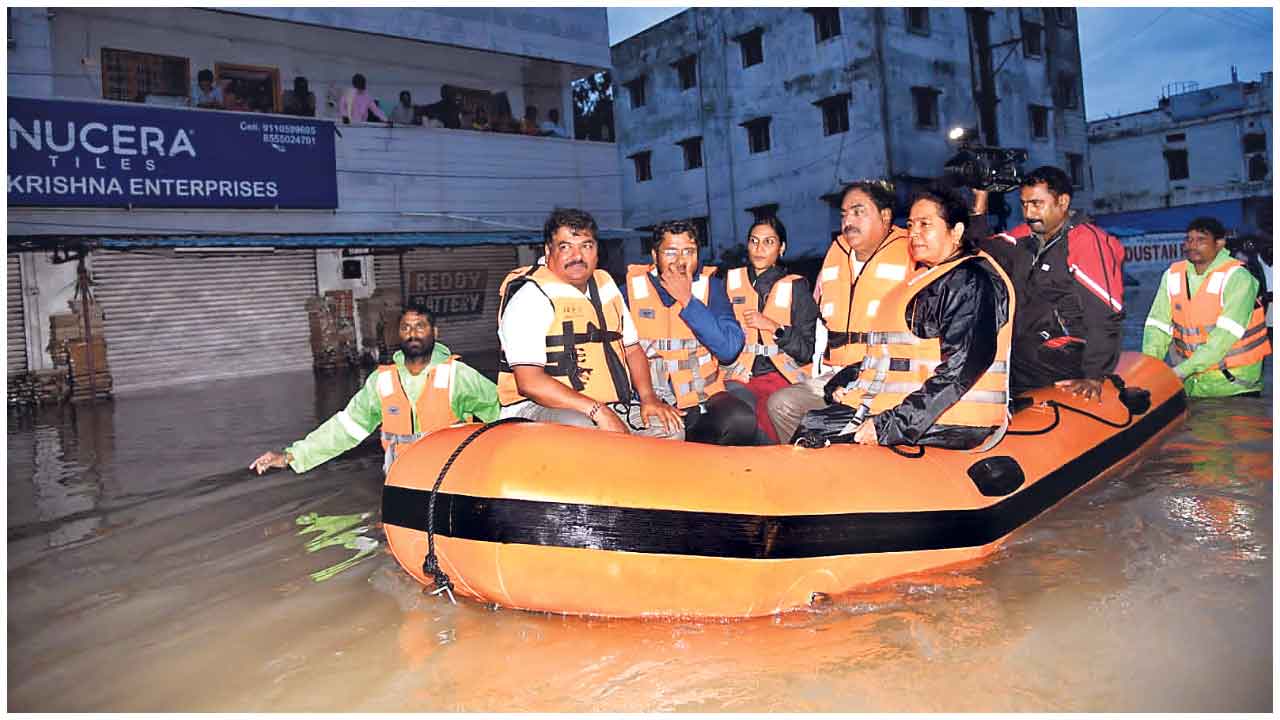 Photo Story | విపత్తులో వెన్నంటి… జనంతో భుజం కలిపి.. వరద సహాయక చర్యలు