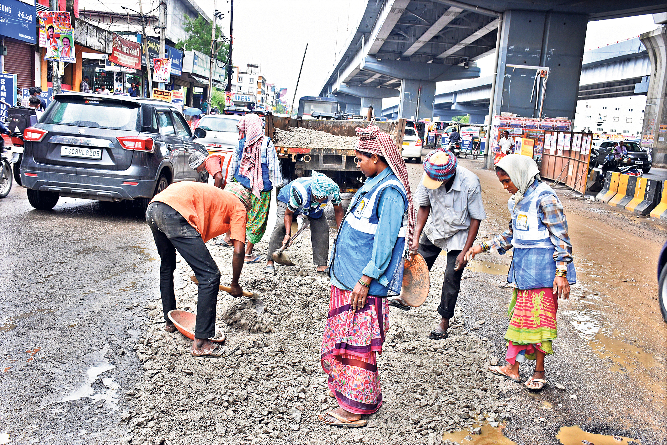 ఎల్బీనగర్‌లో రహదారిపై గుంతలకు మరమ్మతులు చేస్తున్న జీహెచ్‌ఎంసీ సిబ్బంది