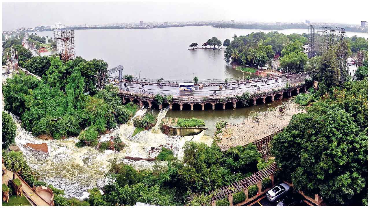 Photo Story | ఎడతెరిపి లేకుండా వర్షాలు.. పొంగిపొర్లుతున్న వాగులు.. వంకలు