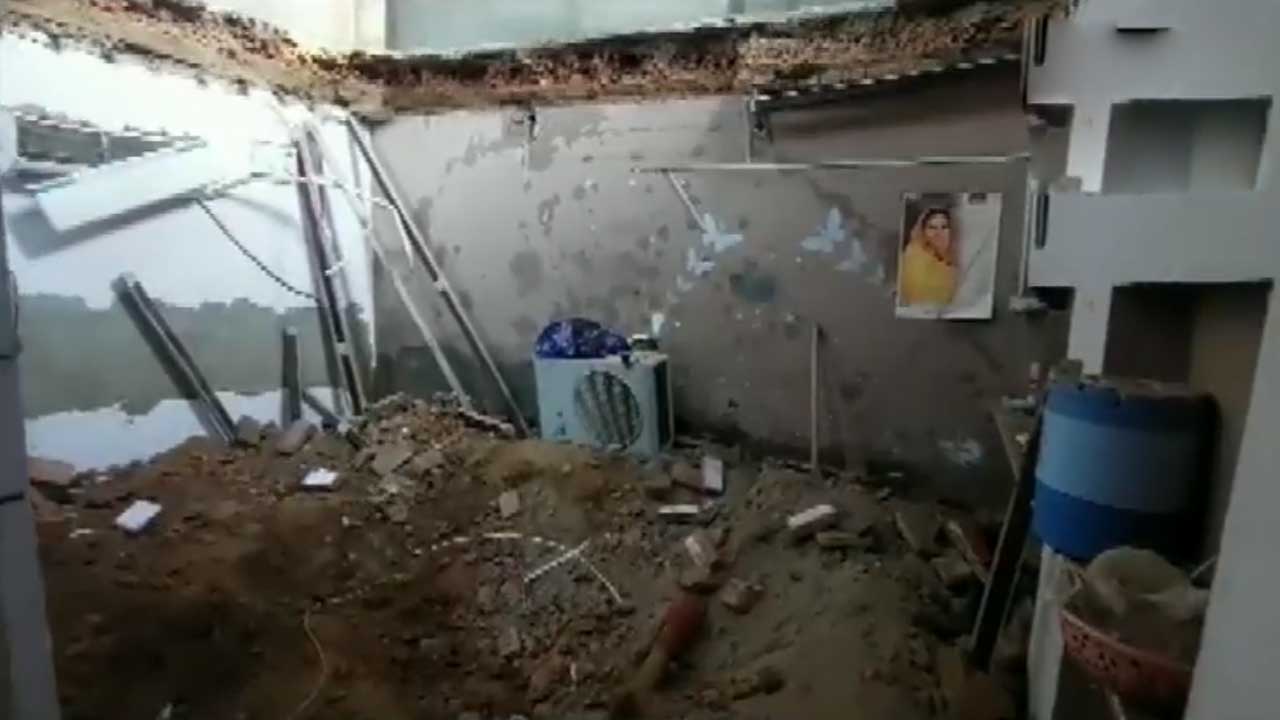 Roof Collapsed | ఇంటి పైకప్పు కూలి నిద్రలోనే కుటుంబం కన్నుమూత.. మృతుల్లో గర్భిణి, మూడేళ్ల చిన్నారి