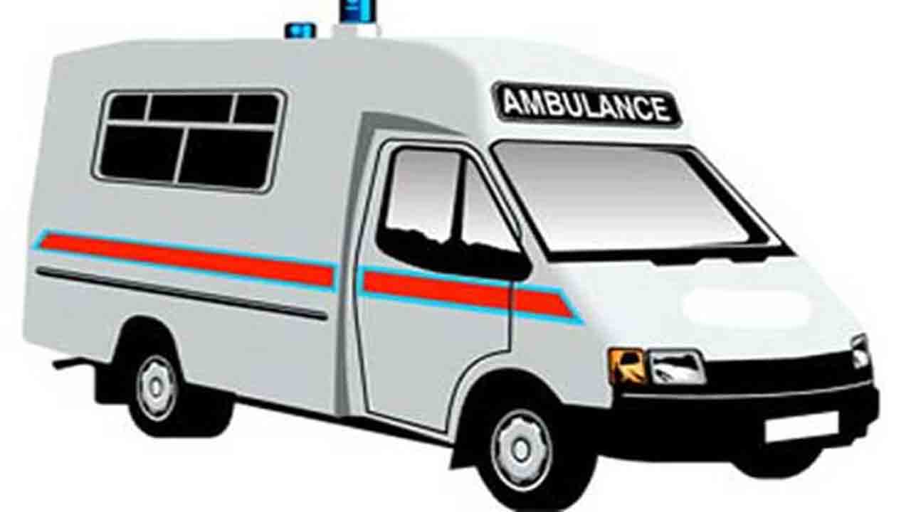 బజ్జీలు తినేందుకు అంబులెన్స్‌లో సైరన్‌తో!