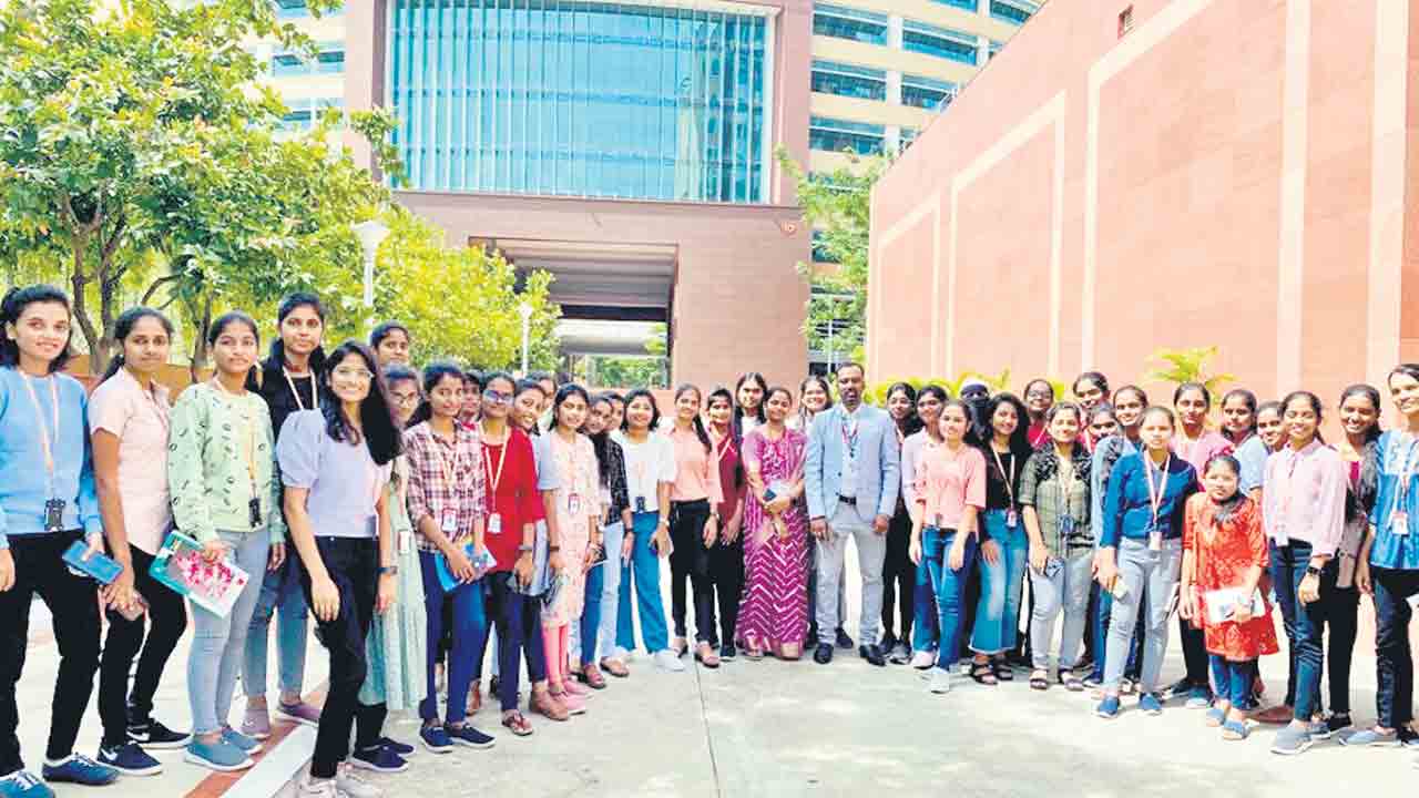 ట్రిపుల్‌ఐటీ విద్యార్థుల ఇండస్ట్రియల్‌ టూర్‌