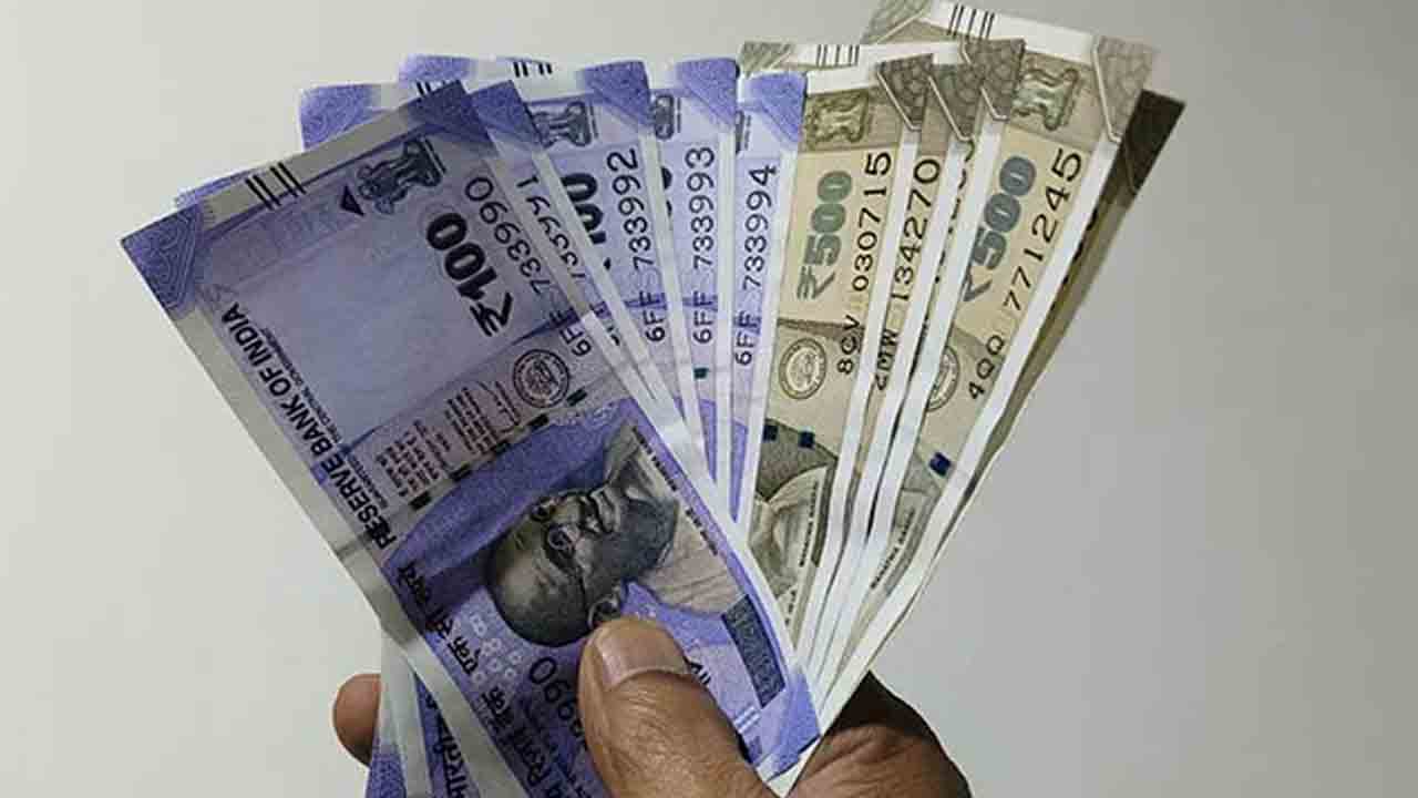 కోటి ఆదాయం.. యూట్యూబర్‌పై ఐటీ దాడులు