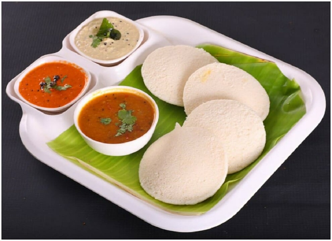 Idli | దోసెల మాదిరిగానే ఇడ్లీలు కూడా కిడ్నీల ఆరోగ్యానికి చాలా మంచి ఆహారం. ఆరోగ్యకరమైన సాంబార్ దాల్ లేదంటే కొబ్బరి చట్నీతో కలిపి ఈ ఇడ్లీలను ఆహారంగా తీసుకోవచ్చు. ఇడ్లీలు కూడా సులభంగా జీర్ణమై మూత్రపిండాలపై ఎక్కువగా ఒత్తిడి పడకుండా ఉంటుంది.   