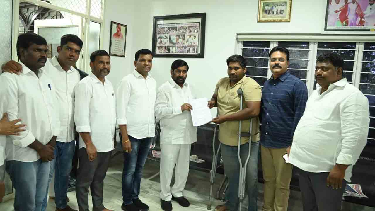 Gift A Smile | నిరుపేద దివ్యాంగుడికి గిఫ్ట్ ఏ స్మైల్.. !