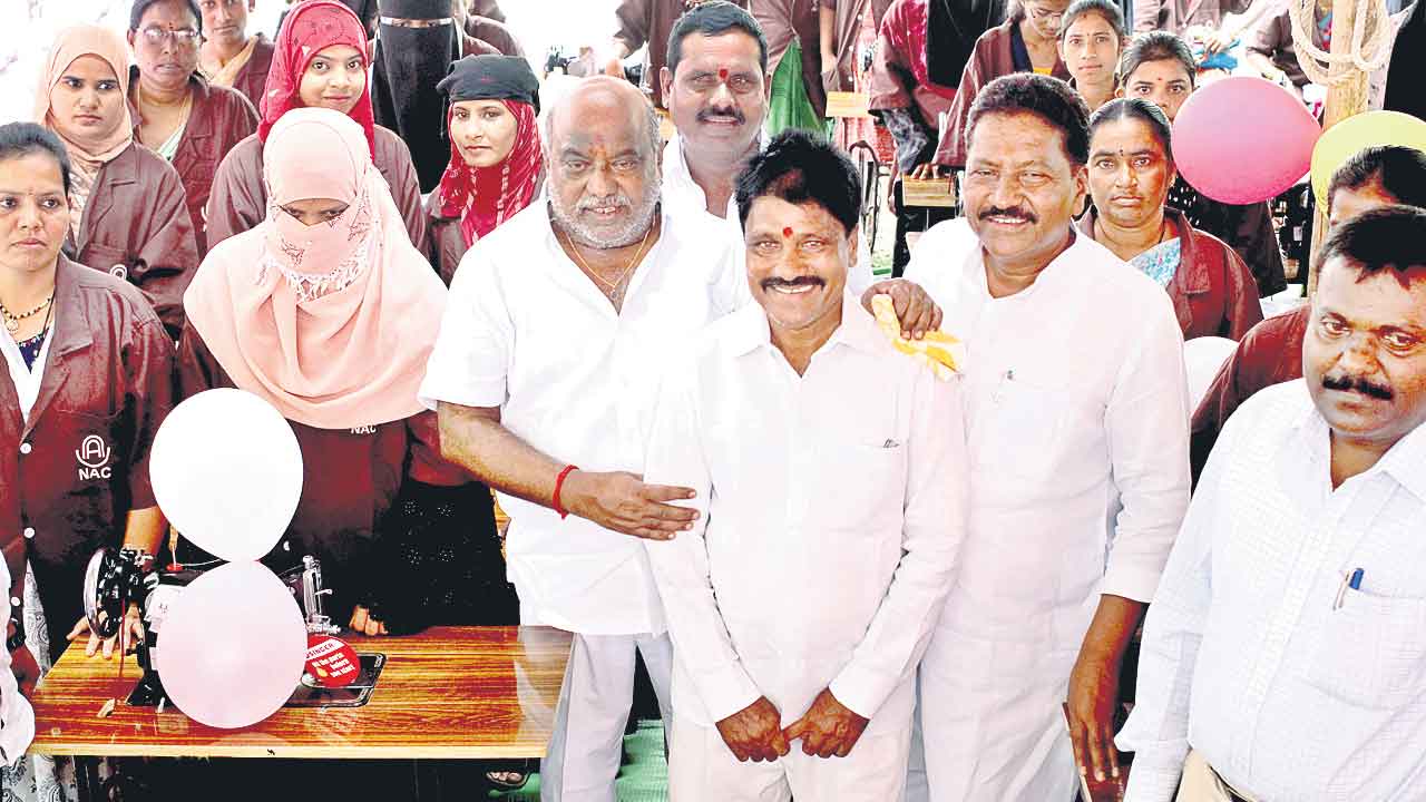 మహిళలు ఆర్థికంగా ఎదగాలి