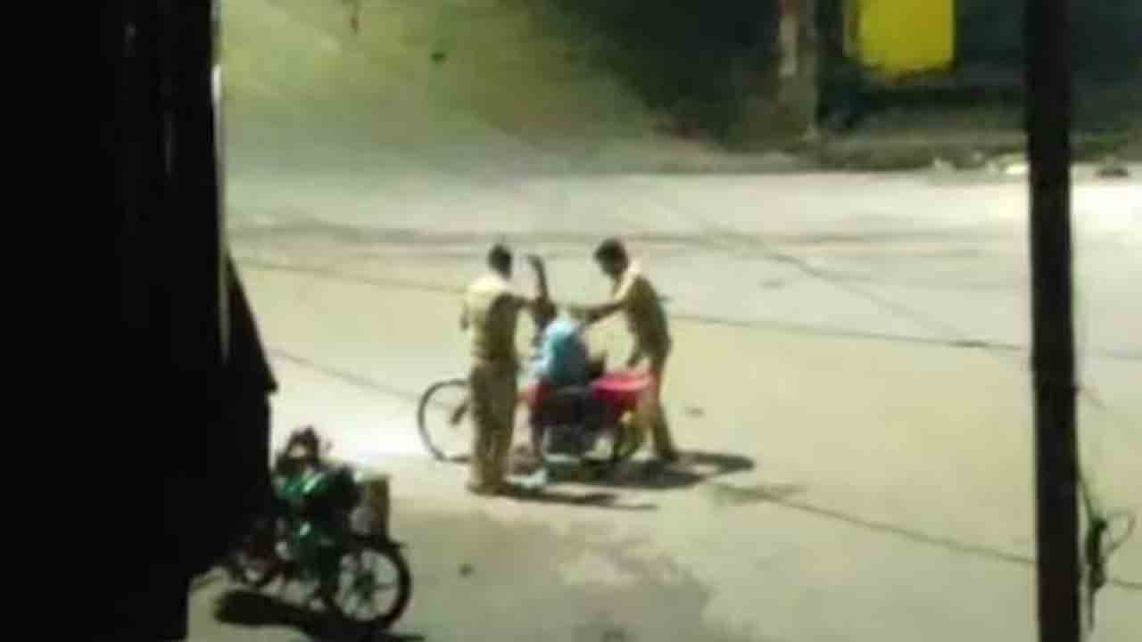 Watch: దివ్యాంగుడ్ని దుర్భాషలాడుతూ కొట్టిన జవాన్లు.. వీడియో వైరల్‌