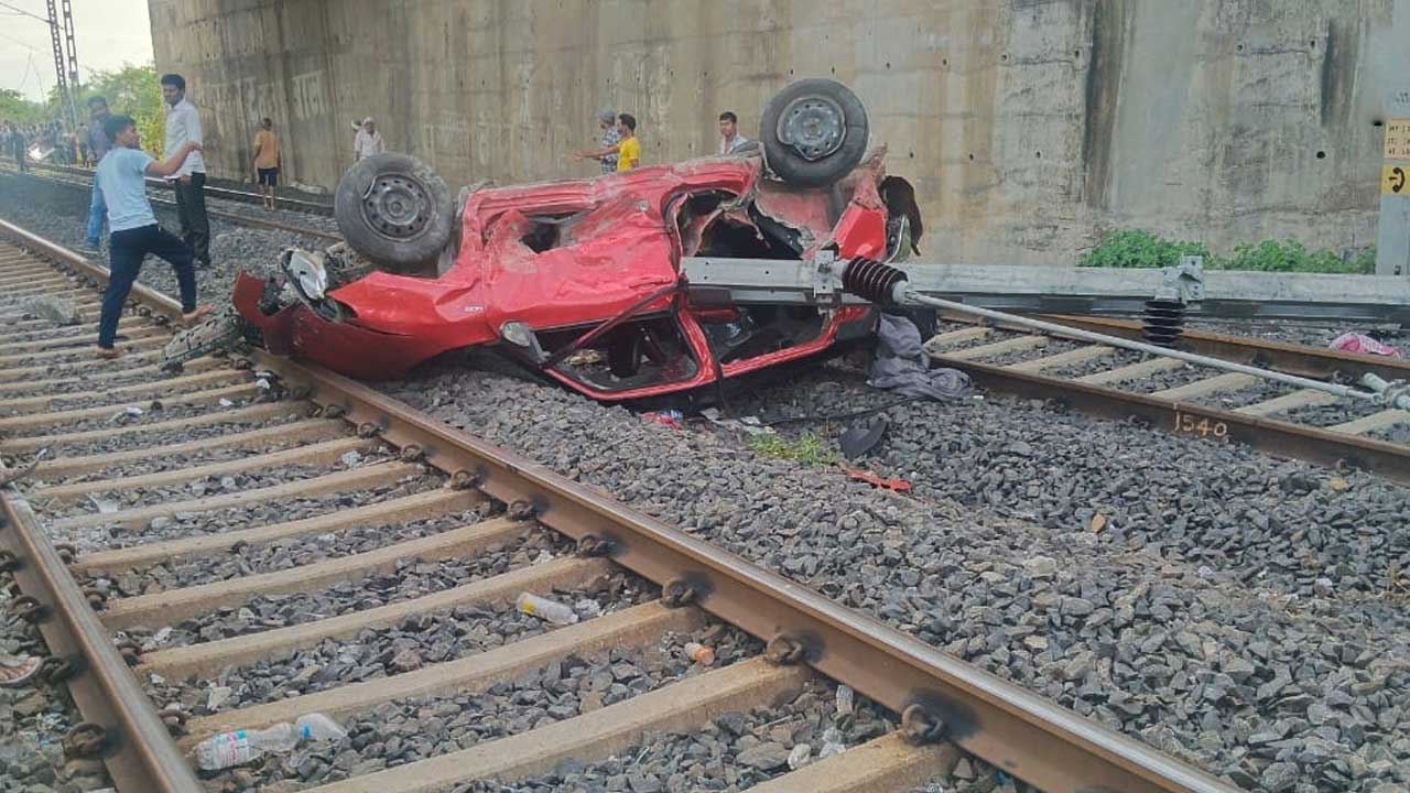 Road accident | ఫ్లైఓవ‌ర్‌పై అదుపుతప్పి రైల్వే ట్రాక్‌పై పడిన కారు.. ఐదుగురికి తీవ్రగాయాలు