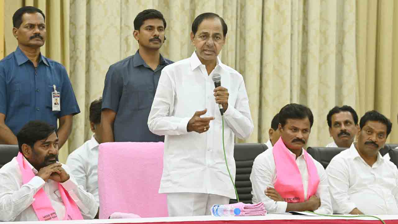 CM KCR |  ఉమ్మడి రాష్ట్రంల 20, 25, 30 ఎకరాలున్న రైతులు కూడా హైదరాబాద్లో ఆటోలు నడిపిండ్రు: ముఖ్యమంత్రి కేసీఆర్