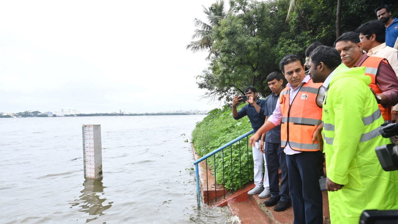 Minister KTR | వర్షాలను కూడా రాజకీయం చేయడం సరికాదు.. చేతనైతే సహాయక చర్యల్లో పాల్గొనండి: మంత్రి కేటీఆర్‌
