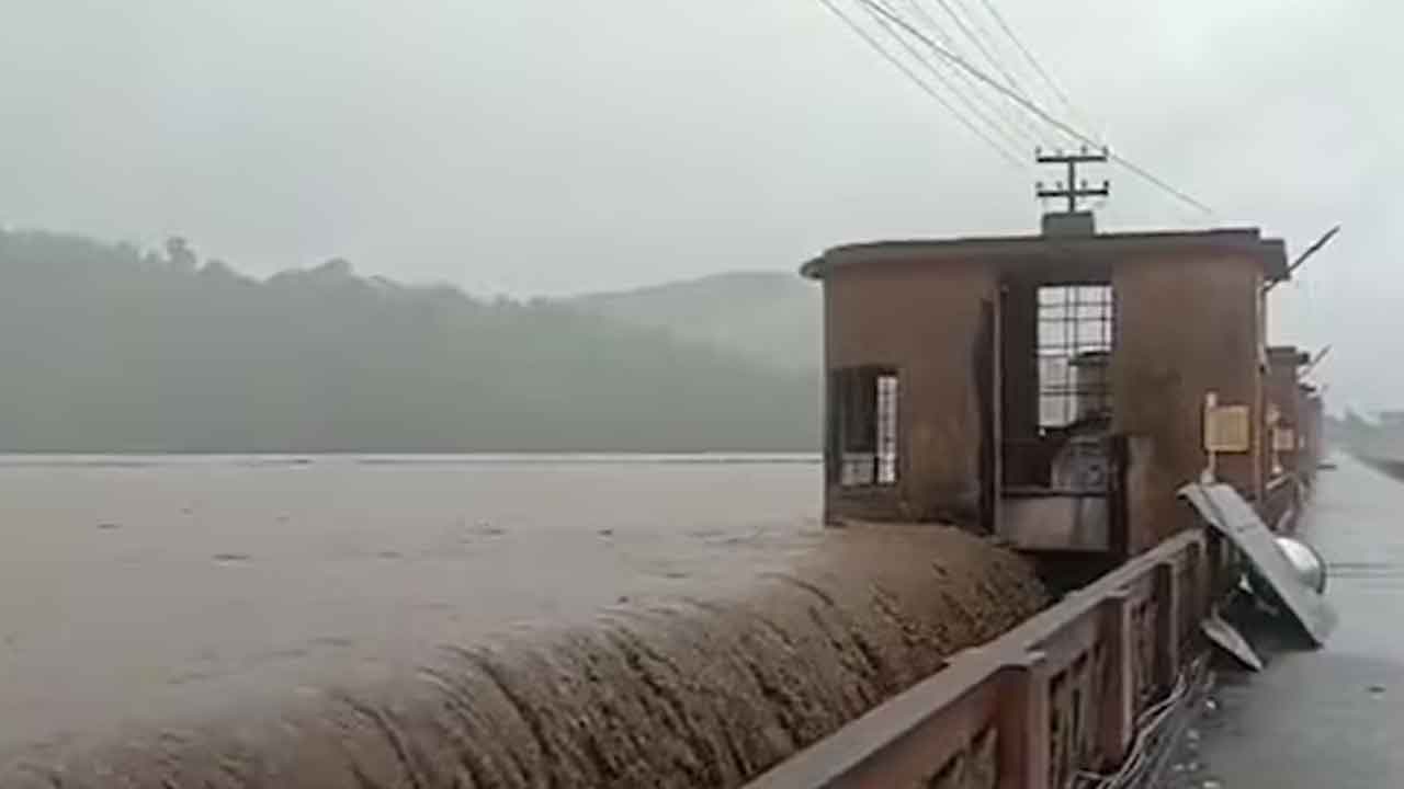 కడెం ప్రాజెక్టుకు తప్పిన ముప్పు