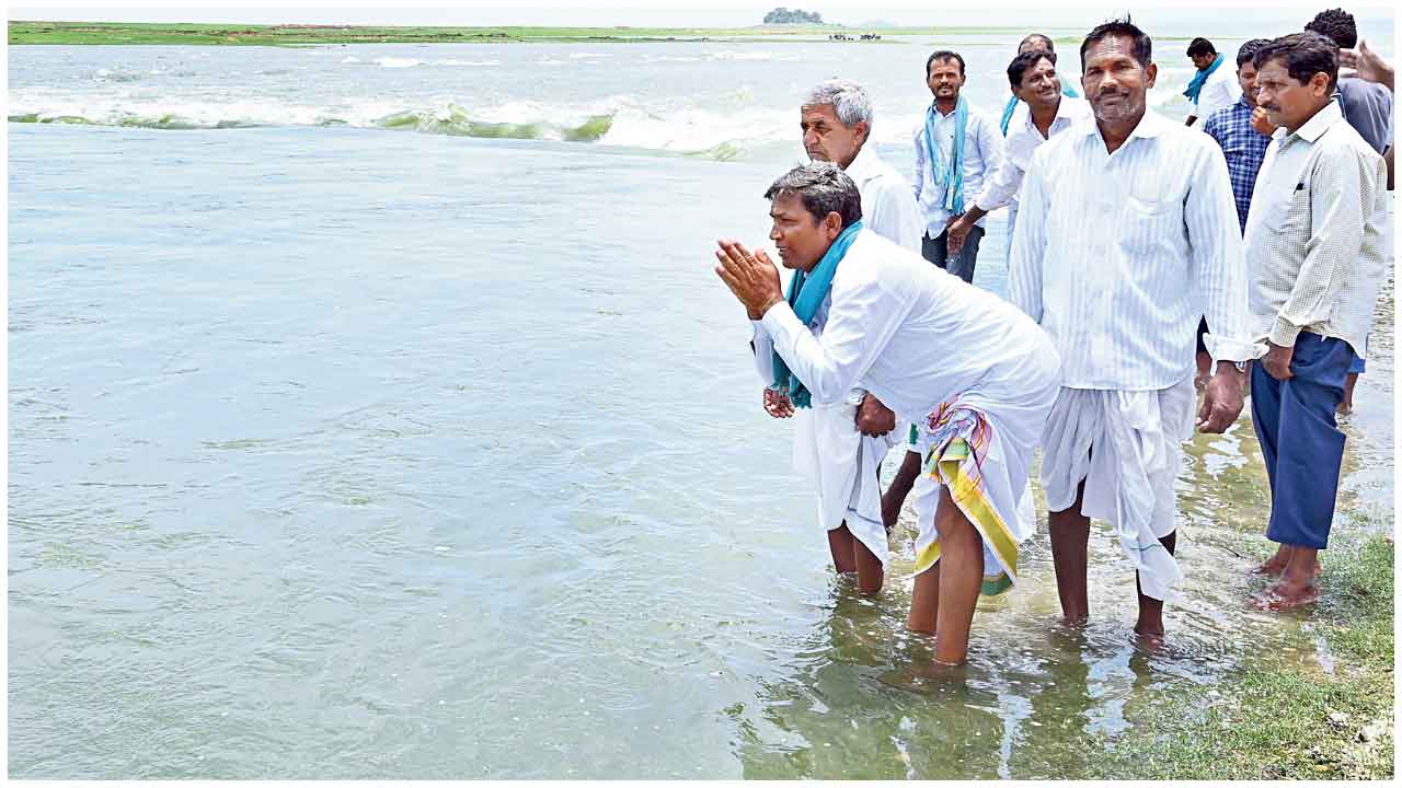 Photo Story | ఎదురెక్కి వస్తున్న కాళేశ్వరం జలాలను చూసి మురిసిపోతున్న రైతన్న..