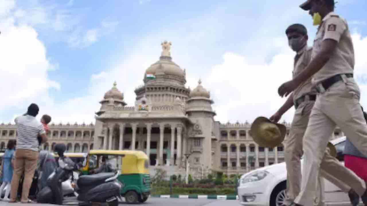 Karnataka Budget session | కర్ణాటక అసెంబ్లీలో కలవరం.. బడ్జెట్ సమావేశాలు జరుగుతుండగా సభలోకి అపరిచిత వ్యక్తి.. దర్జాగా వెళ్లి ఎమ్మెల్యే సీట్లో కూర్చున్నాడు