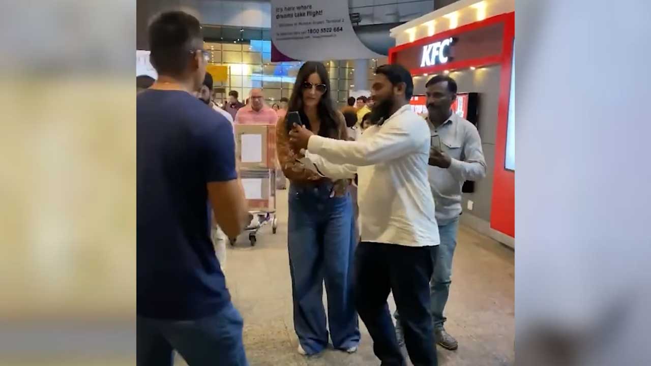 Katrina Kaif | నటి కత్రినాతో సెల్ఫీల కోసం ఫ్యాన్స్‌ తహతహ.. పక్కకు తోసేసిన సిబ్బంది.. Viral video