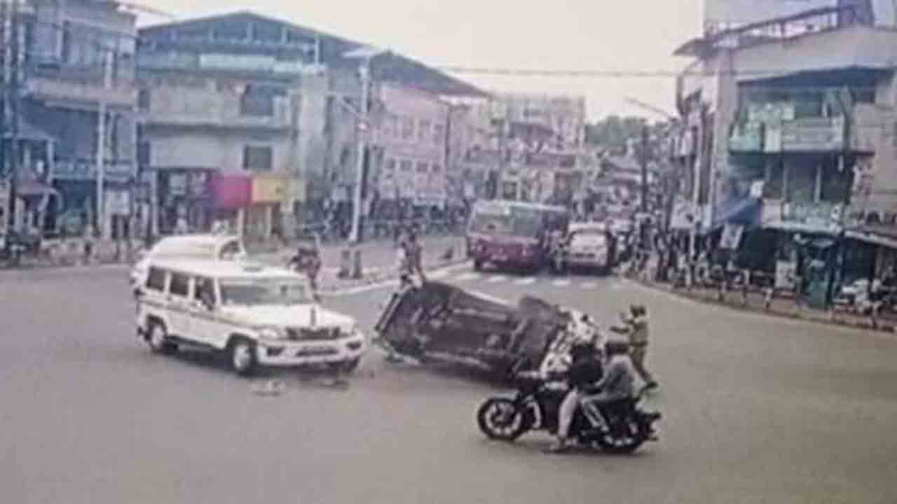 Watch: అంబులెన్స్‌ను ఢీకొట్టిన మంత్రి కాన్వాయ్‌లోని వాహనం.. ఆ తర్వాత ఏం జరిగిందంటే?