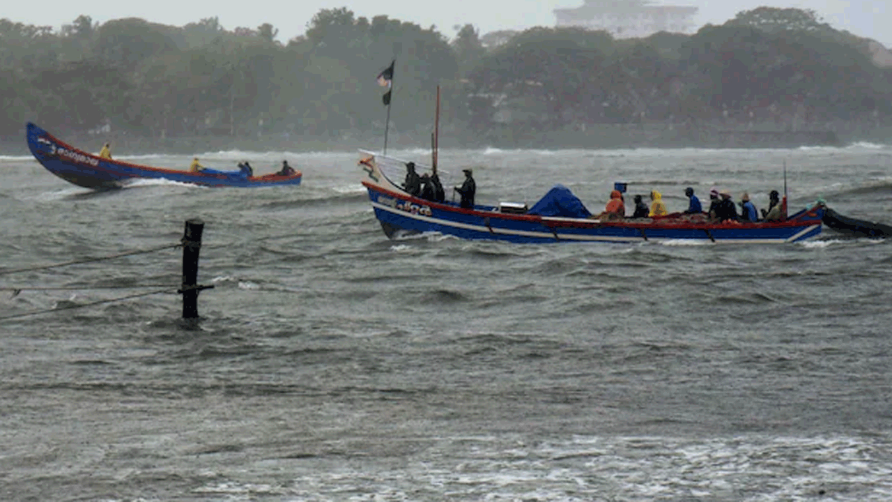 Kerala Heavy rains | కేరళలో భారీ వర్షం.. పాఠశాలలు మూసివేత.. మూడు జిల్లాలకు రెడ్ అలర్ట్