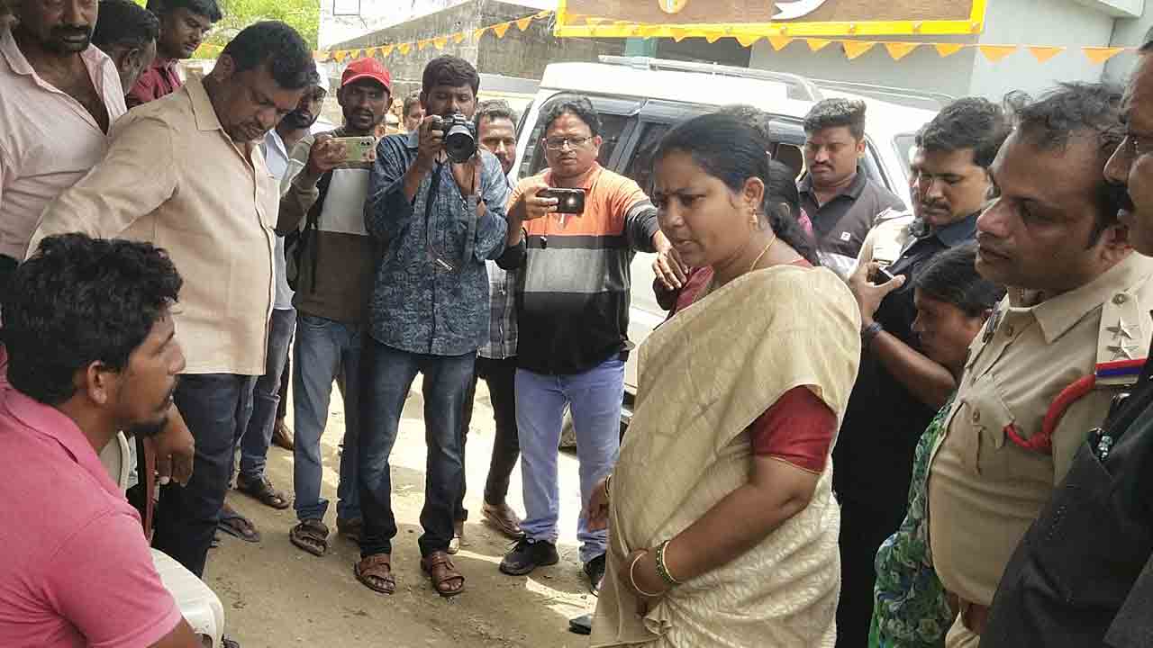 బీఆర్‌ఎస్‌ కార్యకర్తలపై పొంగులేటి అనుచరుల దాడి