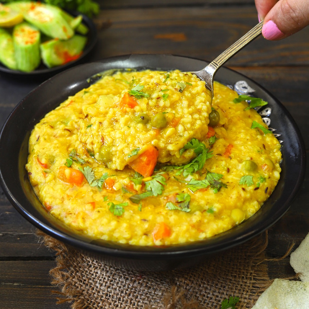Khichdi | ఈ ఖిచ్‌డీని తయారు చేయడం చాలా తేలిక. ఖిచ్‌డీ తినడంవల్ల కడుపుపై పెద్దగా భారం పడినట్లు అనిపించదు. అంతేగాక ఎక్కువసేపు నిండిన భావనను కలిగిస్తుంది. ఆరోగ్యానికి కూడా ఇది చాలా మంచి ఆహారం. ఖిచ్‌డీలో సాధారణంగా పప్పు, బియ్యం ఉంటాయి. ఈ రెండింటిలోనూ పొటాషియం, పాస్ఫరస్‌ తక్కువగా ఉంటాయి. కాబట్టి కిచ్‌డీ కిడ్నీలకు సరైన ఆహారంగా పరిగణించబడుతుంది. 