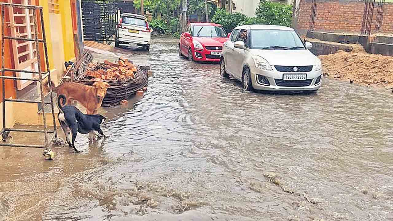 వదలని వరుణుడు