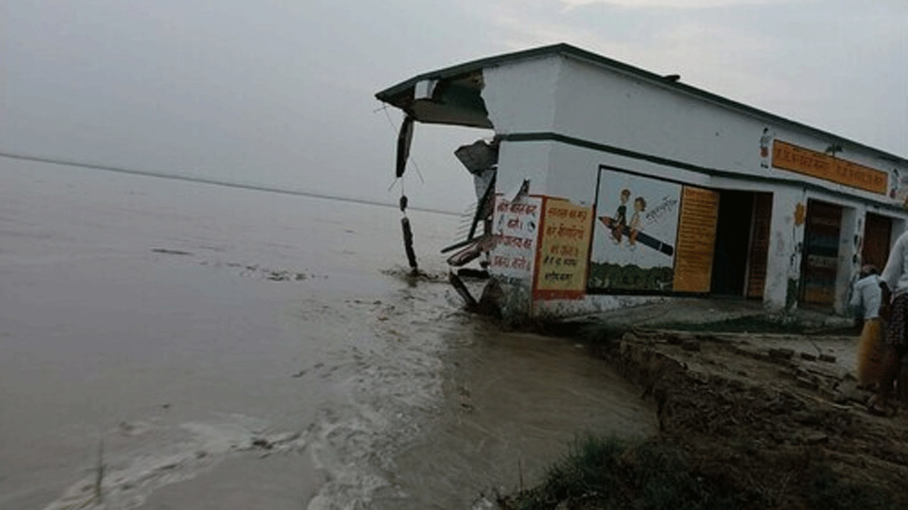 School Building Washed Away | వరద నీటిలో కొట్టుకుపోయిన పాఠశాల.. ఎక్కడంటే..?