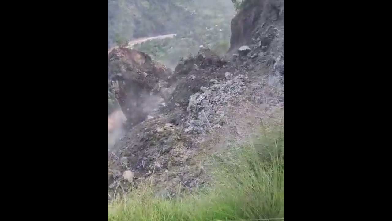 Viral Video | జమ్ముకశ్మీర్‌లో విరిగిపడిన భారీ కొండచరియ.. ఆ దృశ్యాలను మొబైల్స్‌లో రికార్డు చేసిన స్థానికులు