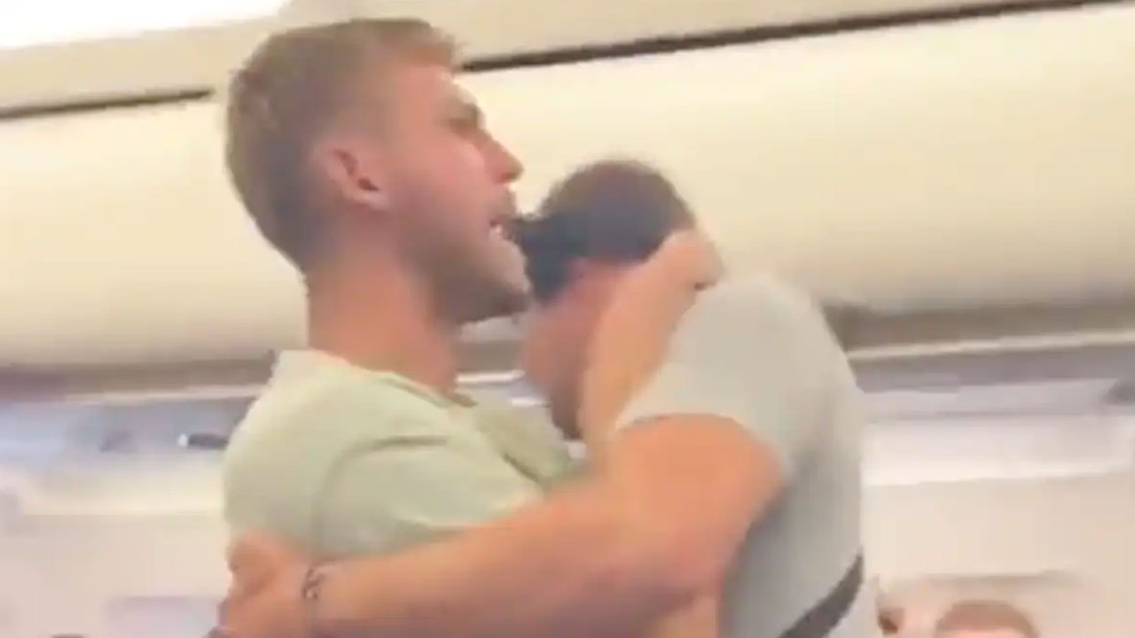 Shocking incident | Open the door.. అంటూ టేకాఫ్‌ అవుతున్న విమానంలో యువకుడి వీరంగం..