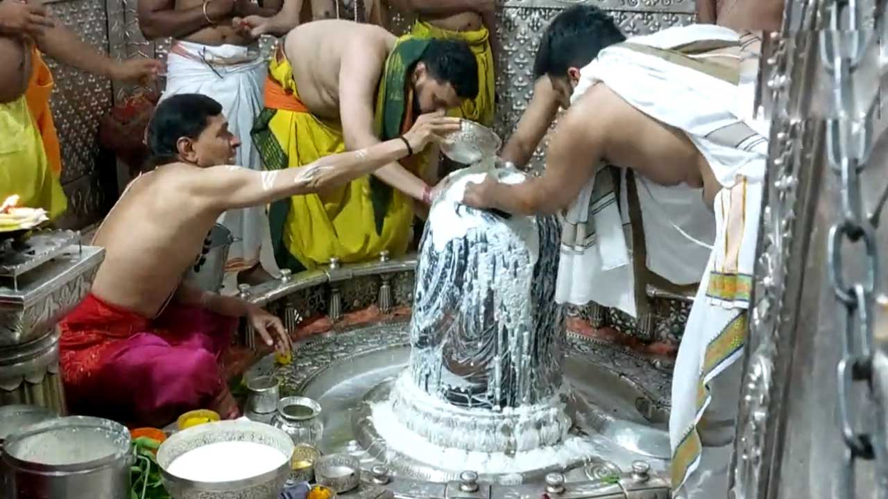 Sawan Month | ఉత్తరాదిలో శ్రావణ మాసం మొదలు.. ఆలయాల్లో ప్రత్యేక పూజలు.. బారులు తీరిన భక్తులు.. Videos