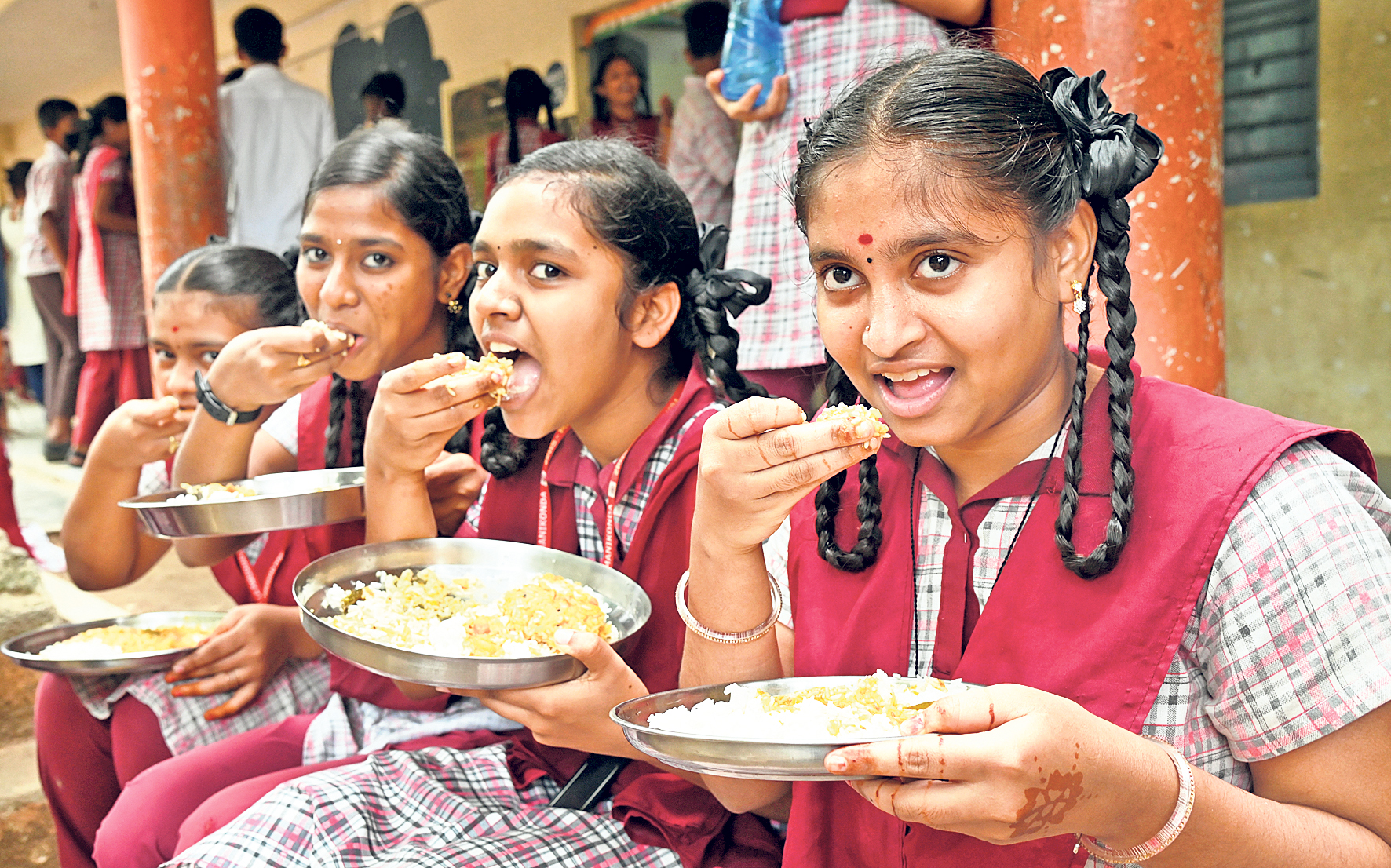 ఇంగ్లిష్‌ మీడియం, ‘మన ఊరు- మన బడి’తో బడుల్లో సకల సౌకర్యాలు ఒనగూరడం.. ఉచితంగా పాఠ్యపుస్తకాలు, నోటుబుక్స్‌, యూనిఫారాలు అందించడం.. 