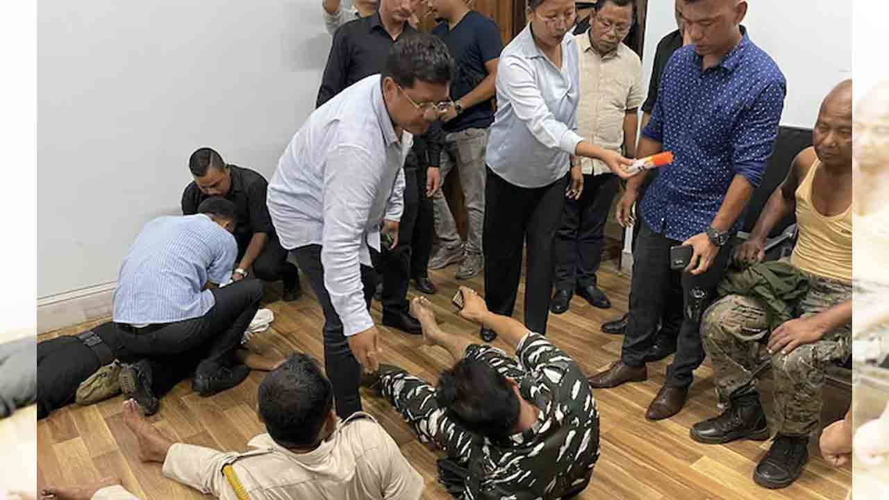 Meghalaya | మేఘాల‌య సీఎంఓపై రాళ్లు రువ్విన నిర‌స‌న కారులు.. ఐదుగురు భ‌ద్ర‌తా సిబ్బందికి గాయాలు