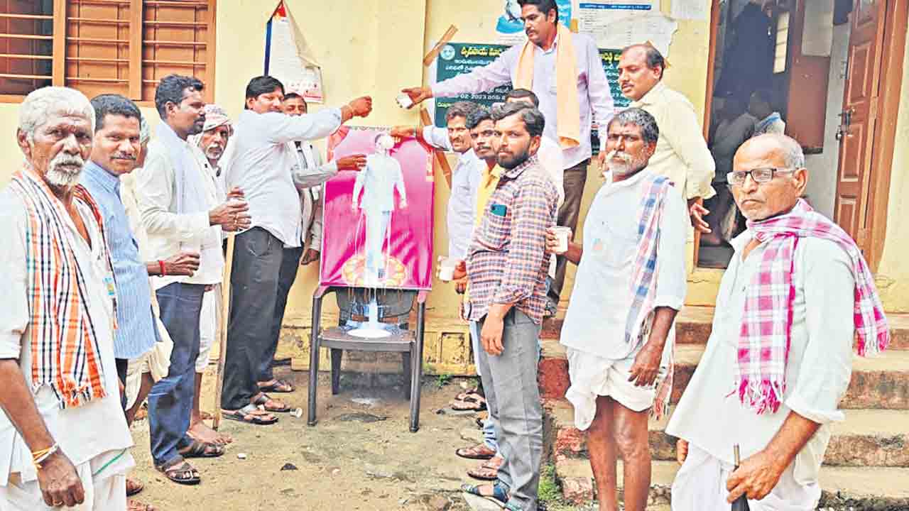 వీఆర్‌ఏల సంబురాలు