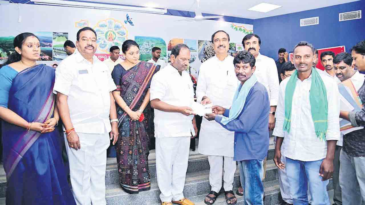 పట్టాలతో పోడు రైతులకు లబ్ధి