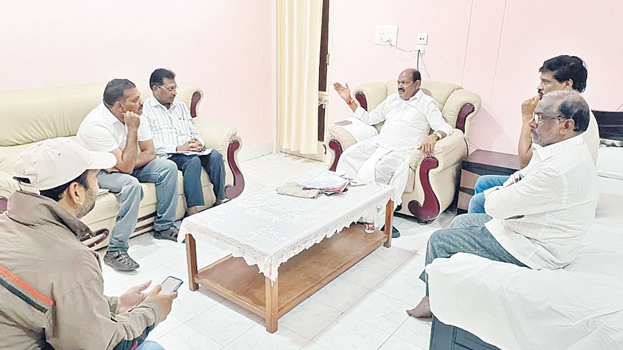 అధికారులు అప్రమత్తంగా ఉండాలి