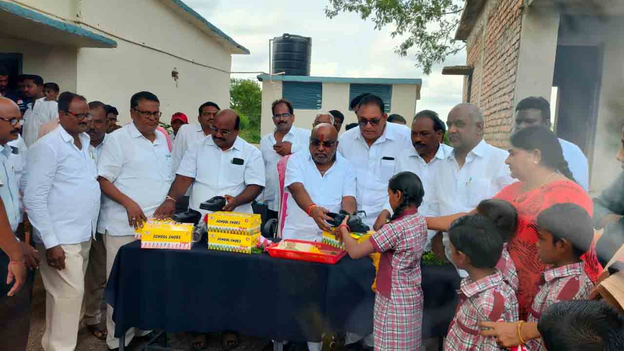 ప్రజల భాగస్వామ్యంతోనే పాఠశాలల అభివృద్ధి