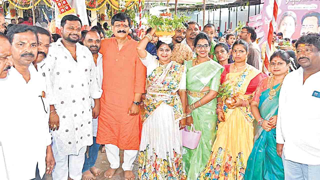 ఘనంగా బోనాల సంబురాలు..