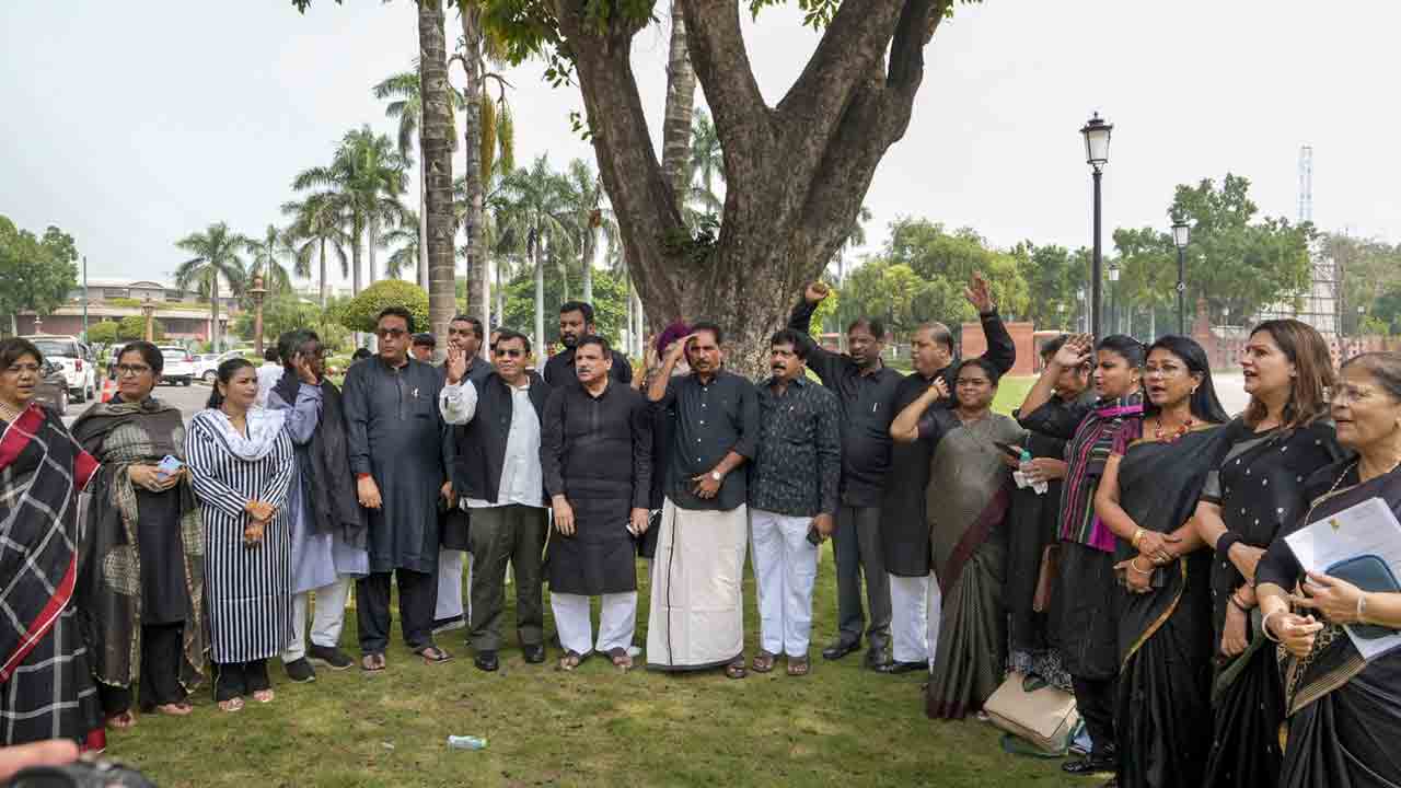 Manipur Violence | మణిపూర్‌ అంశంపై పట్టువిడవని విపక్షాలు.. నల్ల దుస్తులు ధరించి లోక్‌సభలో నిరసన