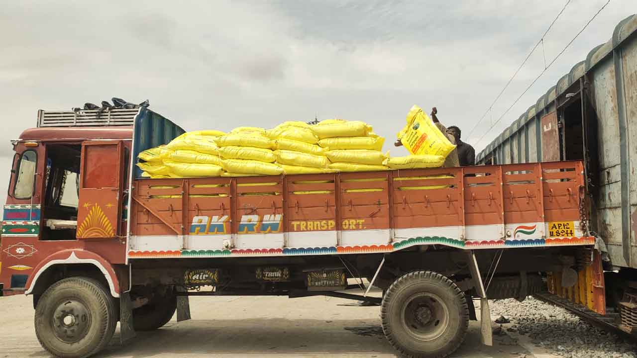 ఎరువులు ఫుల్‌.. రైతులకు ముందుగానే సిద్ధం చేసిన ప్రభుత్వం