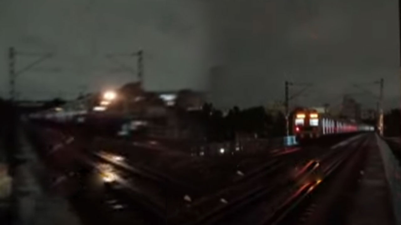 MMTS trains | మలక్‌పేటలో తప్పిన ప్రమాదం.. ఒకే ట్రాక్‌పైకి వచ్చిన రెండు ఎంఎంటీఎస్‌ రైళ్లు