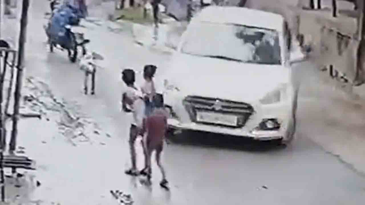 Watch: ఒకరితో వ్యక్తిగత విరోధం.. ముగ్గురు పిల్లలను కారుతో తొక్కించేందుకు వ్యక్తి యత్నం