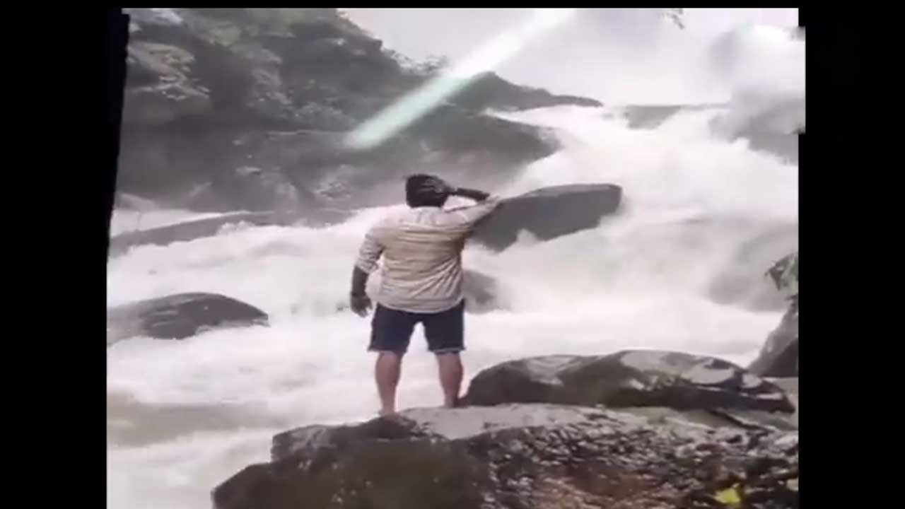 Arasinagundi Falls | కర్ణాటకలో విషాదం.. వీడియో కోసం ఫోజిస్తూ జలపాతంలో కొట్టుకుపోయిన యువకుడు.. Video