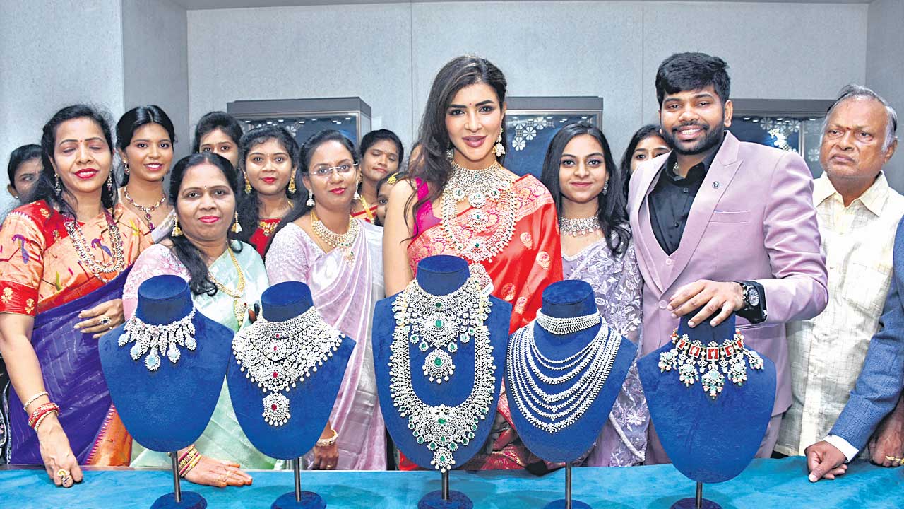 విశిష్ట గోల్డ్‌ అండ్‌ డైమండ్‌ జ్యువెలరీ స్టోర్‌ ప్రారంభం