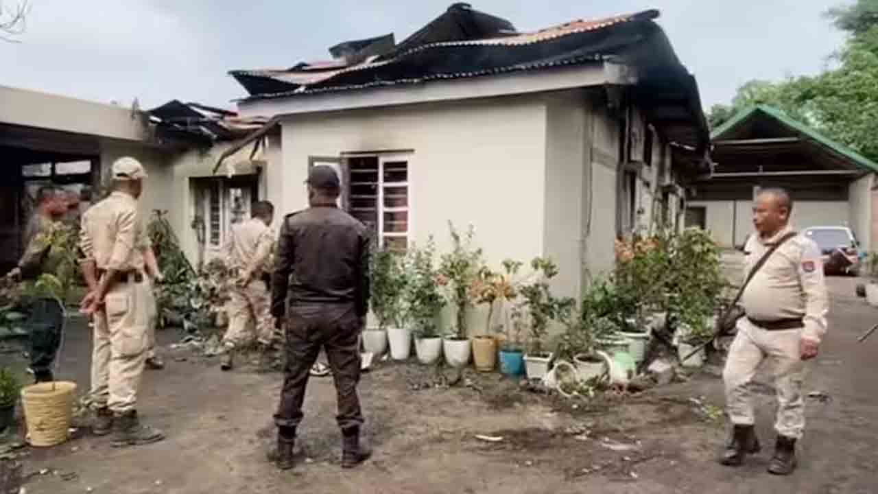 కేంద్ర మంత్రి ఇంటిపై దాడి